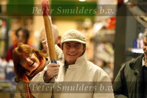 Zandvoort 19 januari 2008
Johnny Kraaykamp jr boodschappen aan het doen met zijn nieuwe vriendin Peggy Reiziger.