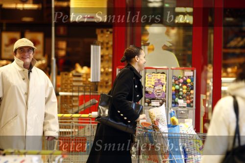 Zandvoort 19 januari 2008
Johnny Kraaykamp jr boodschappen aan het doen met zijn nieuwe vriendin Peggy Reiziger