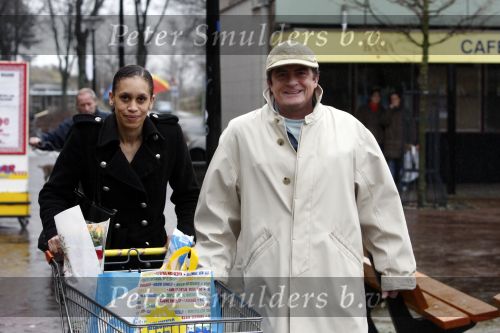Zandvoort 19 januari 2008
Johnny Kraaykamp jr boodschappen aan het doen met zijn nieuwe vriendin Peggy Reiziger.