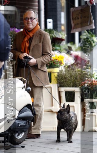 Amsterdam 26 januari 2008
Joop Braakhekke met hond aan het winkelen.