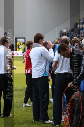 Arnhem, 20 April 2008 Kompetitiewedstrijd Vitesse-PSV, eindstand 0-1 Seizoen 2007/2008
PSV Landskampioen
Joop Hiele feliciteert Gomes