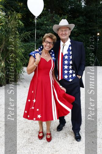 Laren 28 juni 2008
Trouwen van Reinout Oerlemans en Danielle Overgaag in de tuin van hun huis. s avonds kwamen alle gasten verkleed in hollywood stijl.
Joop v d Ende met zijn vrouw Janine v d Ende