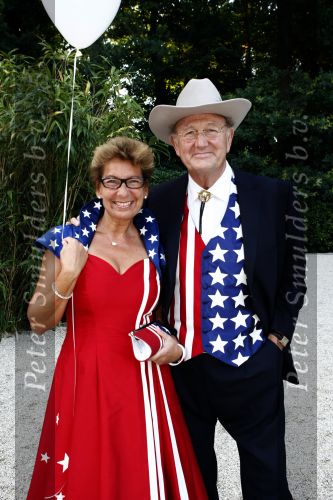 Laren 28 juni 2008
Trouwen van Reinout Oerlemans en Danielle Overgaag in de tuin van hun huis. s avonds kwamen alle gasten verkleed in hollywood stijl.
Joop v d Ende met zijn vrouw Janine v d Ende