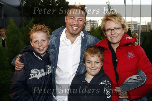 Amsterdam 6 oktober 2008
Premiere film huis Anubis in de theaterfabriek. Joost Buitenweg met vrouw en kinderen
Peter Smulders bv