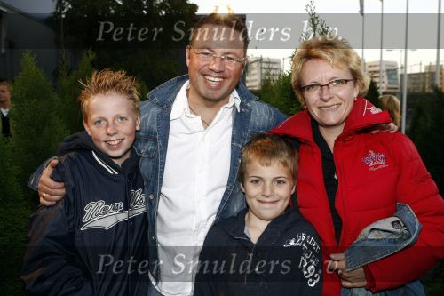 Amsterdam 6 oktober 2008
Premiere film huis Anubis in de theaterfabriek. Joost Buitenweg met vrouw en kinderen
Peter Smulders bv