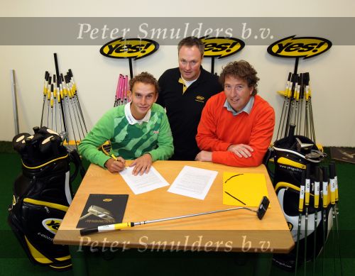 Eindhoven, 2 Mei 2008 
Contract ondertekening en Golfinstructie door Bart v d Wind en Aad v Osmet Golfpro Joost Luiten 
Foto Peter Smulders BV te Eindhoven