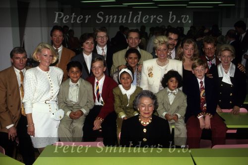 Amsterdam, 5 Oktober 1991
Hans Breukhoven samen met Connie Breukhoven en hun kinderen Jordy Breukhoven,Shanna Breukhoven, Marvin Breukhoven en Constanza Breukhoven Mevr. Breukhoven en de moeder van Connie