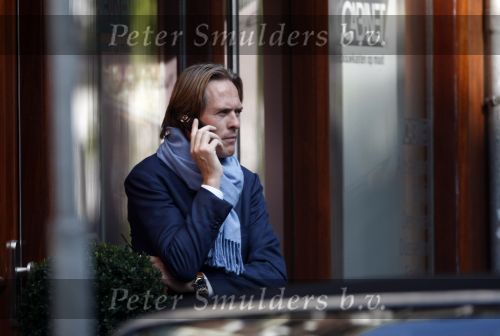 Amsterdam 11 oktober 2008
Jort Kelder met gsm op straat in Amsterdam.
Peter Smulders bv