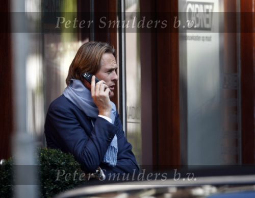 Amsterdam 11 oktober 2008
Jort Kelder met gsm op straat in Amsterdam.
Peter Smulders bv