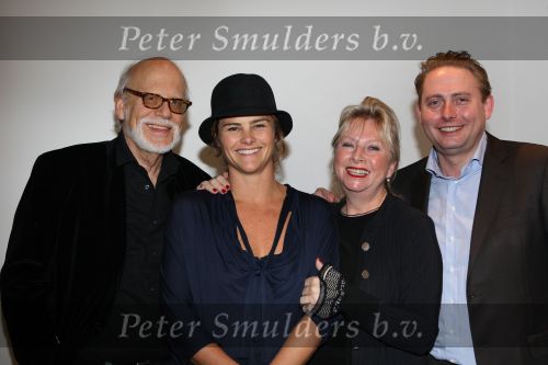 Amsterdam, 15 November 2008
Opening Expositie van Judith Wiersma
Op de foto Rob Houwer met Judith Wiersma en Willy Hoogland en haar zoon Robbert v Ham
Foto Peter Smulders BV
Foto Peter Smulders BV