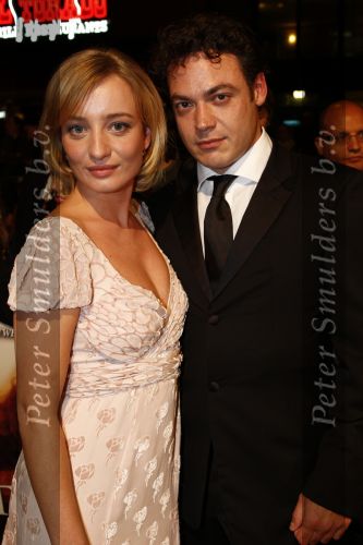 Amsterdam 13 oktober 2008
Karina Smulders met haar vriend Fedja van Huet bij premiere van Bride Flight in Tuschinski.
Peter Smulders bv