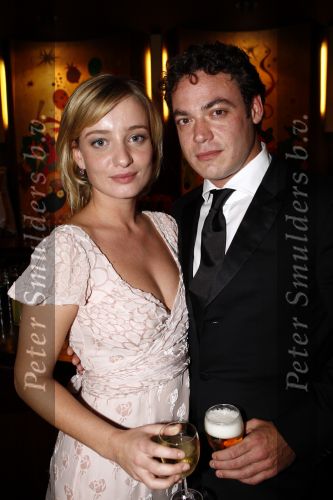 Amsterdam 13 oktober 2008
Karina Smulders met haar vriend Fedja van Huet bij premiere van Bride Flight in Tuschinski.
Peter Smulders bv