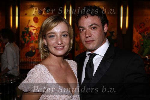 Amsterdam 13 oktober 2008
Karina Smulders met haar vriend Fedja van Huet bij premiere van Bride Flight in Tuschinski.
Peter Smulders bv