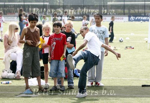 Amsterdam 7 juni 2008
Magali en Dean Gorre met hun kinderen bij dag voor ADHD op de toekomst bij Ajax. Hun zoon Kenji is een groot voetbal talent en speelt bij Manchester United.