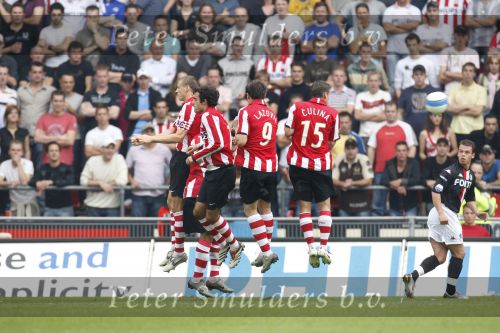 Eindhoven, 23 September 2007 Seizoen 2007/2008 Kompetitewedstrijd PSV-Feyenoord, eindstand 4-0
Kenneth Perez ( maker van 1-0 en 3-0 ) samen met Timmy Simons, Danko Lazovic en Jason Culina bij een vrije trap van Feyenoord