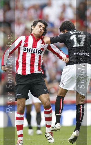 Eindhoven, 23 September 2007 Seizoen 2007/2008 Kompetitewedstrijd PSV-Feyenoord, eindstand 4-0
Kenneth Perez ( maker van 1-0 en 3-0 ) in duel met Nuri Sahin