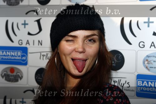 Amsterdam 27 novgember 2008
Kim Feenstra met muts op. Ze steekt een tong uit
Peter Smulders bv