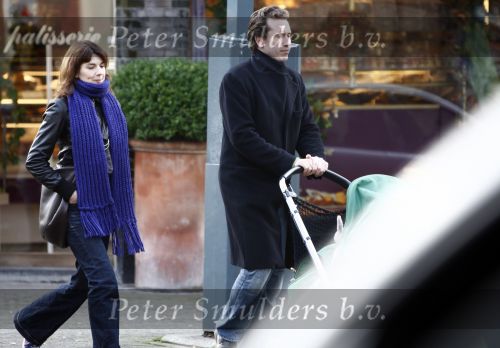 Amsterdam 6 november 2008
Kim v Kooten en haar man Jacob Derwig achter de kinderwagen met hun kindje daarin.
Peter Smulders bv