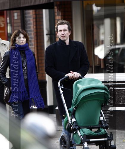 Amsterdam 6 november 2008
Kim v Kooten en haar man Jacob Derwig achter de kinderwagen met hun kindje daarin.
Peter Smulders bv