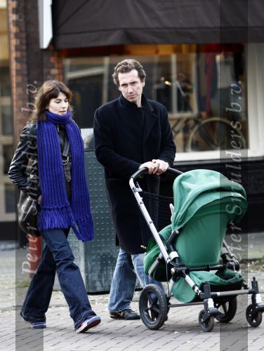 Amsterdam 6 november 2008
Kim v Kooten en haar man Jacob Derwig achter de kinderwagen met hun kindje daarin.
Peter Smulders bv