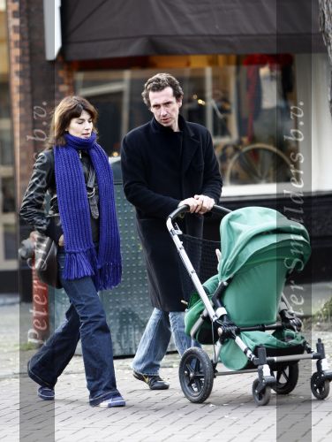 Amsterdam 6 november 2008
Kim v Kooten en haar man Jacob Derwig achter de kinderwagen met hun kindje daarin.
Peter Smulders bv