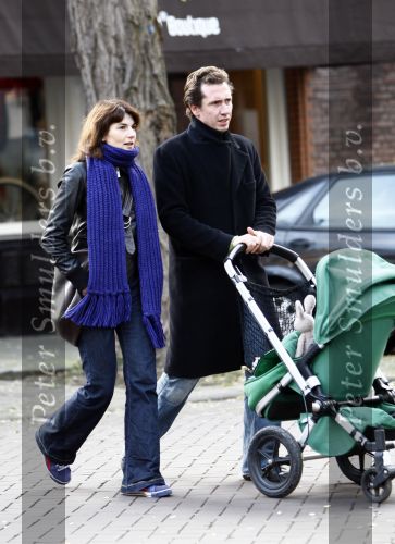 Amsterdam 6 november 2008
Kim v Kooten en haar man Jacob Derwig achter de kinderwagen met hun kindje daarin.
Peter Smulders bv