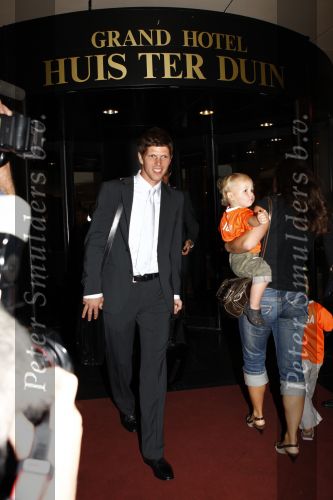 Noordwijk 3 juni 2008
Het Nederlands elftal vertrekt vanaf hotel huis ter Duin naar Schiphol voor het EK voetbal in Zwitserland en Oostenrijk. 
Klaas Jan Huntelaar
