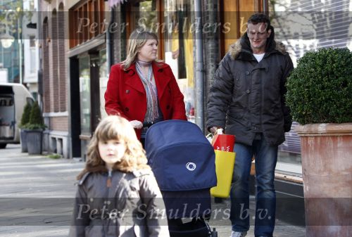 Amsterdam 12 april 2008
Schrijver Kluun met zijn kinderen en vrouw achter de kinderwagen met daarin hun 1 week oude baby.