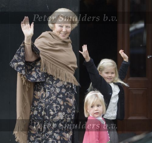 Apeldoorn 2 November 2008 Op paleis het Loo is vandaag de jongste zoon van Prins Bernhard en Prinses Annette gedoopt Op de foto Koningin Beatrix met de prinses Amalia en Prinses Alexia