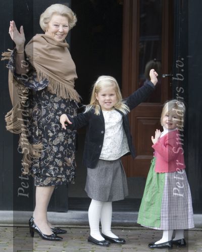 Apeldoorn 2 November 2008 Op paleis het Loo is vandaag de jongste zoon van Prins Bernhard en Prinses Annette gedoopt Op de foto Koningin Beatrix met de prinses Amalia en Prinses Alexia