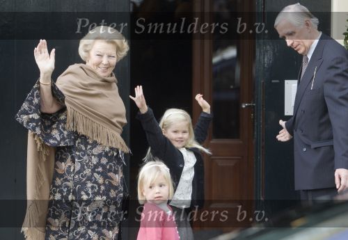 Apeldoorn 2 November 2008 Op paleis het Loo is vandaag de jongste zoon van Prins Bernhard en Prinses Annette gedoopt Op de foto Koningin Beatrix met de prinses Amalia en Prinses Alexia