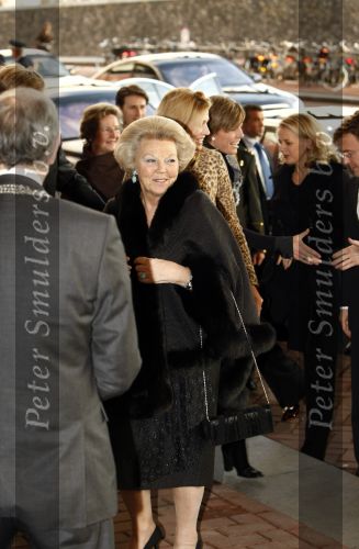 Amsterdam 3 december 2008
Prins Claus prijzen in het ij theater. Aanwezig zijn Koningin Beatrix , Prinses Maxima in tijger print outfit Prins Willem Alexander Mabel Wisse Smit Prins Friso en Prinses Laurentien en Prins Constantijn.
Peter Smulders bv