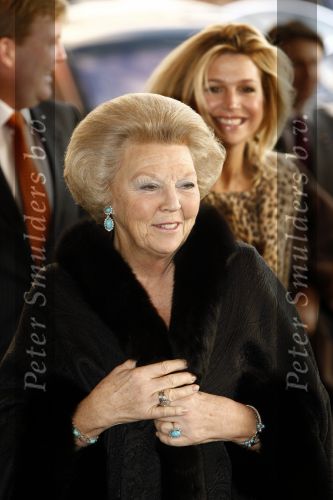 Amsterdam 3 december 2008
Prins Claus prijzen in het ij theater. Aanwezig zijn Koningin Beatrix , Prinses Maxima in tijger print outfit Prins Willem Alexander Mabel Wisse Smit Prins Friso en Prinses Laurentien en Prins Constantijn.
Peter Smulders bv