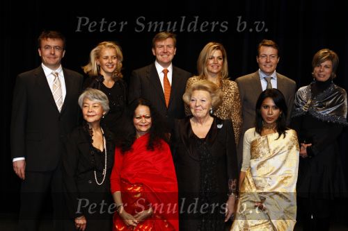Amsterdam 3 december 2008
Prins Claus prijzen in het ij theater. Aanwezig zijn Koningin Beatrix , Prinses Maxima in tijger print outfit Prins Willem Alexander Mabel Wisse Smit Prins Friso en Prinses Laurentien en Prins Constantijn.
Peter Smulders bv