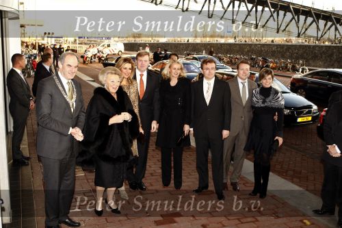 Amsterdam 3 december 2008
Prins Claus prijzen in het ij theater. Aanwezig zijn Koningin Beatrix , Prinses Maxima in tijger print outfit Prins Willem Alexander Mabel Wisse Smit Prins Friso en Prinses Laurentien en Prins Constantijn.
Peter Smulders bv