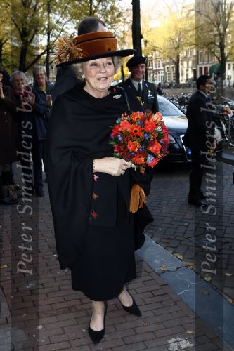 Amsterdam 7 november 2008
Koningin Beatrix 2 uur nadat ze uit Rotterdam vertrok in andere kleding bij evenement in Amsterdam.
Peter Smulders bv