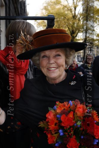 Amsterdam 7 november 2008
Koningin Beatrix 2 uur nadat ze uit Rotterdam vertrok in andere kleding bij evenement in Amsterdam.
Peter Smulders bv
