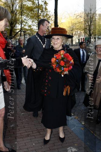 Amsterdam 7 november 2008
Koningin Beatrix 2 uur nadat ze uit Rotterdam vertrok in andere kleding bij evenement in Amsterdam.
Peter Smulders bv