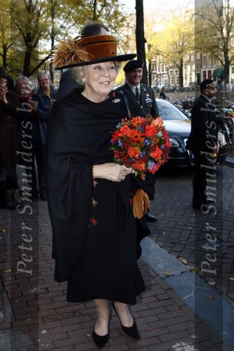 Amsterdam 7 november 2008
Koningin Beatrix 2 uur nadat ze uit Rotterdam vertrok in andere kleding bij evenement in Amsterdam.
Peter Smulders bv