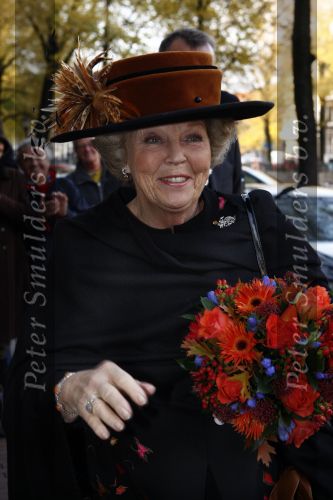 Amsterdam 7 november 2008
Koningin Beatrix 2 uur nadat ze uit Rotterdam vertrok in andere kleding bij evenement in Amsterdam.
Peter Smulders bv