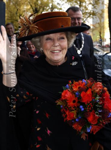 Amsterdam 7 november 2008
Koningin Beatrix 2 uur nadat ze uit Rotterdam vertrok in andere kleding bij evenement in Amsterdam.
Peter Smulders bv