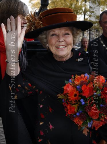 Amsterdam 7 november 2008
Koningin Beatrix 2 uur nadat ze uit Rotterdam vertrok in andere kleding bij evenement in Amsterdam.
Peter Smulders bv
