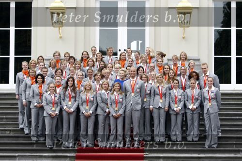 Den Haag 27 augustus 2008
De Olympische medaille winnaars van Peking op het bordes bij Koningin Beatrix. Aanwezig oa Anky v Grunsven Maarten v d Weijden Inge Dekker Marianne Vos Naomi v As Fatima de Moreiro Melo, anky v Grunsven Deborah Gravenstijn...
Peter Smulders bv