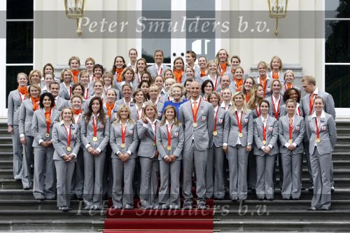 Den Haag 27 augustus 2008
De Olympische medaille winnaars van Peking op het bordes bij Koningin Beatrix. Aanwezig oa Anky v Grunsven Maarten v d Weijden Inge Dekker Marianne Vos Naomi v As Fatima de Moreiro Melo, anky v Grunsven Deborah Gravenstijn...
Peter Smulders bv