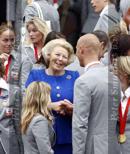 Den Haag 27 augustus 2008
De Olympische medaille winnaars van Peking op het bordes bij Koningin Beatrix. Aanwezig oa Anky v Grunsven Maarten v d Weijden Inge Dekker Marianne Vos Naomi v As Fatima de Moreiro Melo, anky v Grunsven Deborah Gravenstijn...
Peter Smulders bv