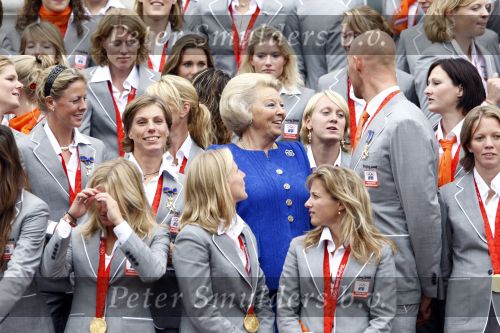 Den Haag 27 augustus 2008
De Olympische medaille winnaars van Peking op het bordes bij Koningin Beatrix. Aanwezig oa Anky v Grunsven Maarten v d Weijden Inge Dekker Marianne Vos Naomi v As Fatima de Moreiro Melo, anky v Grunsven Deborah Gravenstijn...
Peter Smulders bv