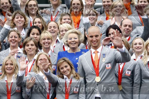 Den Haag 27 augustus 2008
De Olympische medaille winnaars van Peking op het bordes bij Koningin Beatrix. Aanwezig oa Anky v Grunsven Maarten v d Weijden Inge Dekker Marianne Vos Naomi v As Fatima de Moreiro Melo, anky v Grunsven Deborah Gravenstijn...
Peter Smulders bv