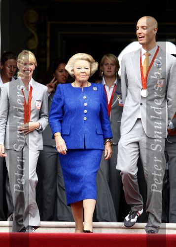 Den Haag 27 augustus 2008
De Olympische medaille winnaars van Peking op het bordes bij Koningin Beatrix. Aanwezig oa Anky v Grunsven Maarten v d Weijden Inge Dekker Marianne Vos Naomi v As Fatima de Moreiro Melo, anky v Grunsven Deborah Gravenstijn...
Peter Smulders bv