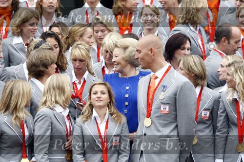 Den Haag 27 augustus 2008
De Olympische medaille winnaars van Peking op het bordes bij Koningin Beatrix. Aanwezig oa Anky v Grunsven Maarten v d Weijden Inge Dekker Marianne Vos Naomi v As Fatima de Moreiro Melo, anky v Grunsven Deborah Gravenstijn...
Peter Smulders bv