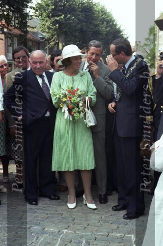 Eersel, 30 April 1977
Prins Beatrix samen met Prins Claus v Amsberg op bezoek bij de gemeente Eersel. Verder op de foto burgemeester Hans v Agt